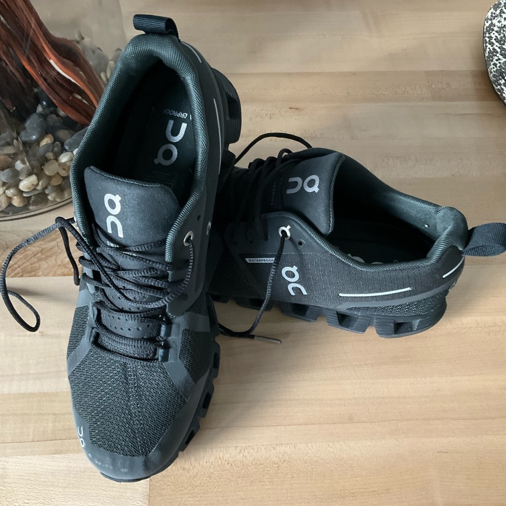 ON Running Shoes Size 9 Waterproof